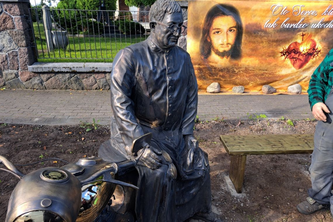 Ławeczka ks. Wacława Rabczyńskiego ustawiona przed kościołem